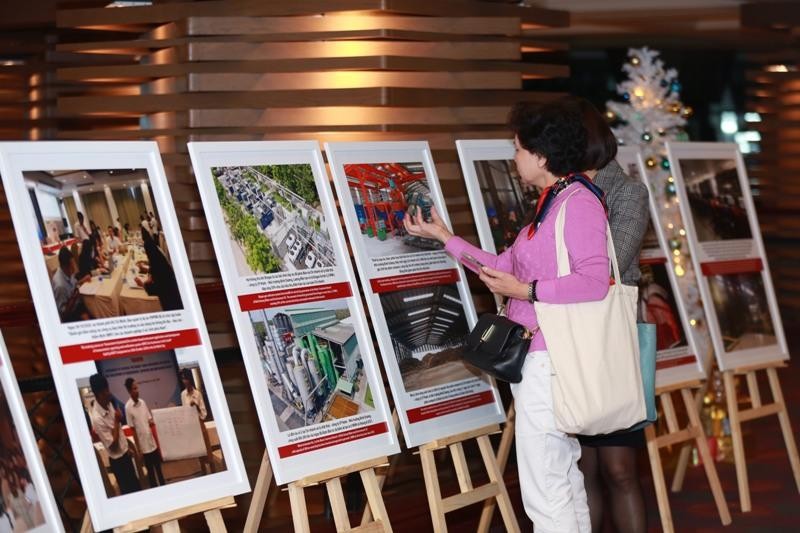 Đại biểu xem triển lãm tranh tại hội thảo VNPMR.