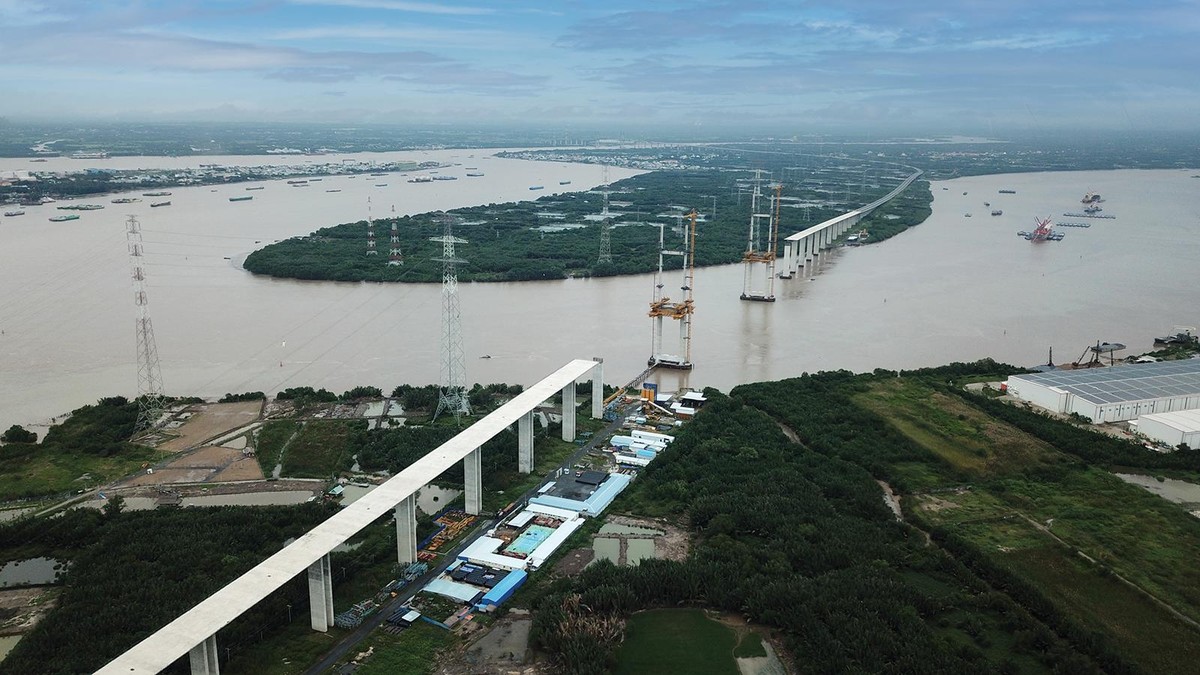 Dự án cao tốc Bến Lức - Long Thành kết nối các tỉnh miền Tây với Đồng Nai đang trong giai đoạn hoàn thành. Ảnh: Lê Toàn