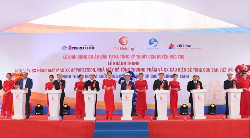 UBND tỉnh Hà Tĩnh và đại diện các nhà đầu tư thực hiện nghi thức khởi động dự án đầu tư hạ tầng kỹ thuật CCN huyện Đức Thọ; khánh thành các dự án: Nhà máy May mặc xuất khẩu Appritech, Nhà máy Bê tông thương phẩm và cấu kiện đúc sẵn Viết Hải, Nhà máy Bao bì Sông La Xanh. UBND tỉnh Hà Tĩnh và đại diện các nhà đầu tư thực hiện nghi thức khởi động dự án đầu tư hạ tầng kỹ thuật CCN huyện Đức Thọ; khánh thành các dự án: Nhà máy May mặc xuất khẩu Appritech, Nhà máy Bê tông thương phẩm và cấu kiện đúc sẵn Viết Hải, Nhà máy Bao bì Sông La Xanh.