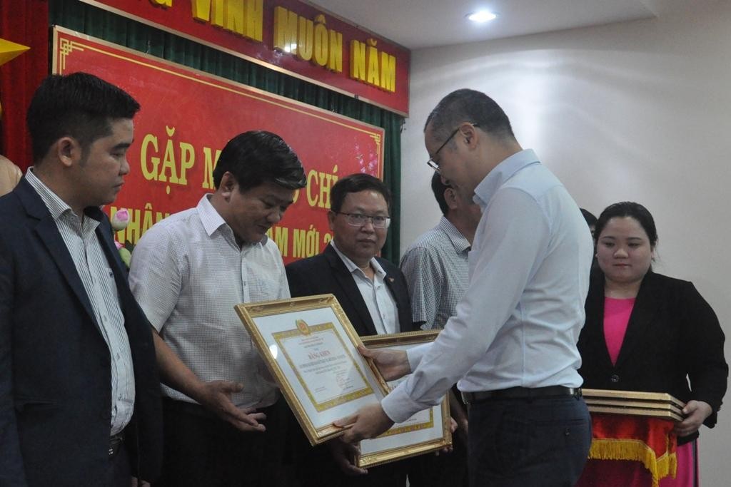 Bí thư Tỉnh uỷ Phú Yên Phạm Đại Dương tặng bằng khen cho Văn phòng Báo Đầu tư khu vực miền Trung – Tây Nguyên..