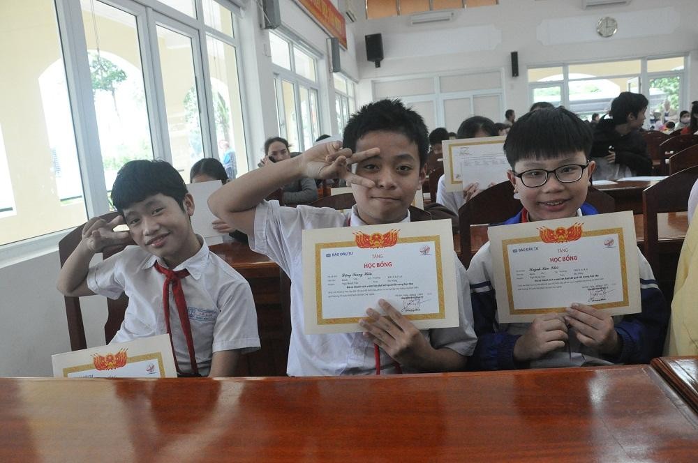 Niềm vui của các em học sinh khi được nhận học bổng.