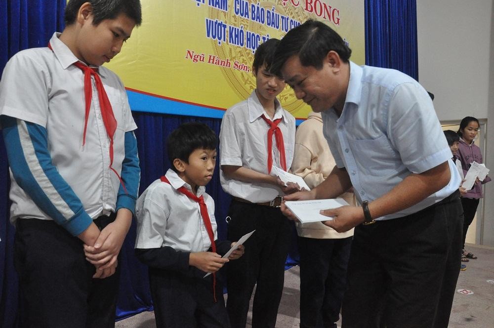 Ông Hoàng Kim Thủy - Trưởng Văn phòng đại diện Báo Đầu tư khu vực miền Trung – Tây Nguyên trao học bổng cho các em học sinh.
