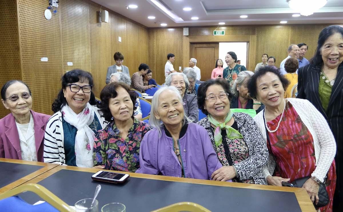 Các cán bộ hưu trí ngành Kế hoạch Đầu tư phấn khởi trong cuộc gặp đầu năm với Bộ trưởng Nguyễn Chí Dũng (Ảnh: Lê Toàn).