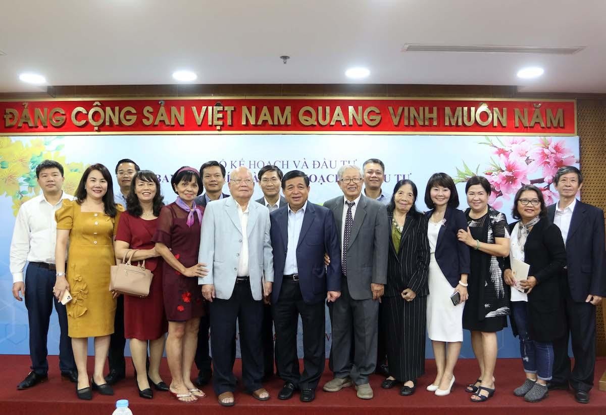 Bộ trưởng chụp ảnh kỷ niệm với cán bộ hưu trí và lãnh đạo các đơn vị thuộc Bộ Kế hoạch Đầu tư (Ảnh: Lê Toàn).