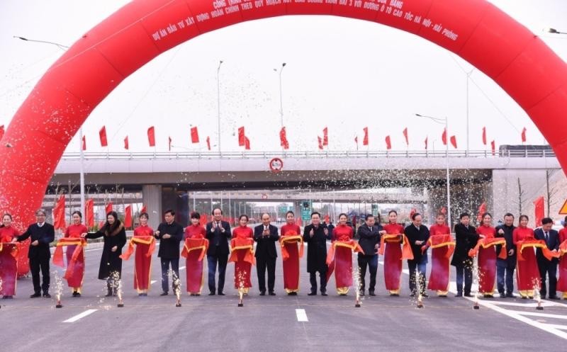 Thủ tướng Nguyễn Xuân Phúc và các đại biểu cắt băng khánh thành dự án đầu tư xây dựng hoàn chỉnh theo quy hoạch nút giao đường Vành đai 3 với đường cao tốc Hà Nội - Hải Phòng, sáng 9/1.