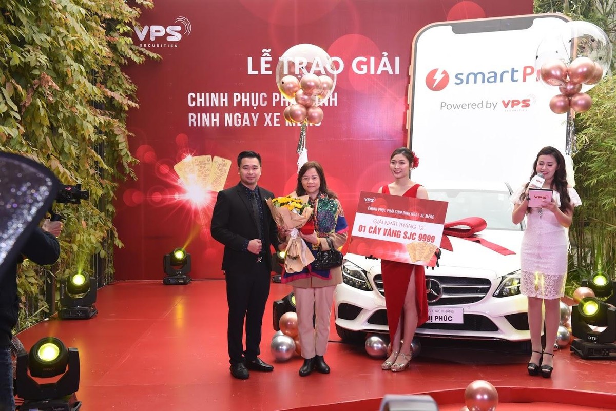 Chủ nhân của giải thưởng tháng 12 - khách hàng Dương Thị Xuân Yến (đứng thứ hai từ trái sang) và đại diện VPS, ông Vũ Đức Long - Giám đốc Tư vấn Đầu tư lên trao giải. Chủ nhân của giải thưởng tháng 12 - khách hàng Dương Thị Xuân Yến (đứng thứ hai từ trái sang) và đại diện VPS, ông Vũ Đức Long - Giám đốc Tư vấn Đầu tư lên trao giải.