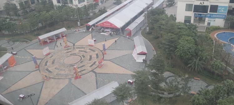 Các gian hàng, kios được dựng trong Quảng trường La Mã (ảnh người dân chụp từ ban công căn hộ)