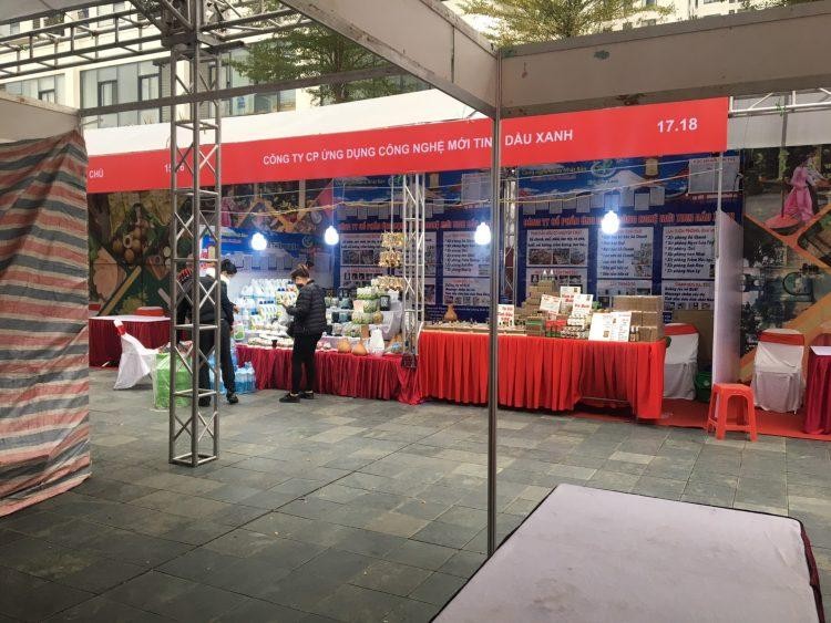 Những gian hàng đã được bày biện sẵn sàng.