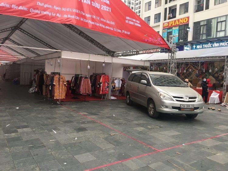 Một gian hàng quần áo đã được triển khai.