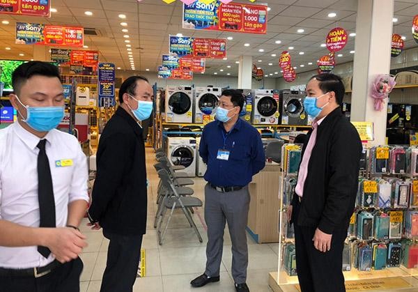 Đoàn kiểm tra tại cửa hàng Điện máy xanh ở tổ 51, khu 4, phường Cao Xanh.
