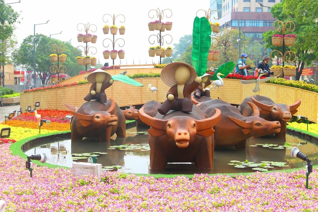 Hình ảnh những chú mục đồng ngồi trên lưng trâu vượt sông được tái hiện tại đường hoa.