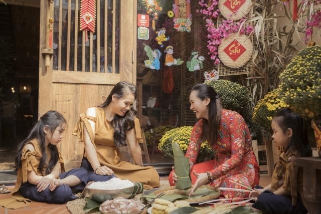 Với Phương, bánh chưng không chỉ là một món ngon, mà còn là tinh hoa, niềm tự hào khi nói về Tết Việt. Với Phương, bánh chưng không chỉ là một món ngon, mà còn là tinh hoa, niềm tự hào khi nói về Tết Việt.