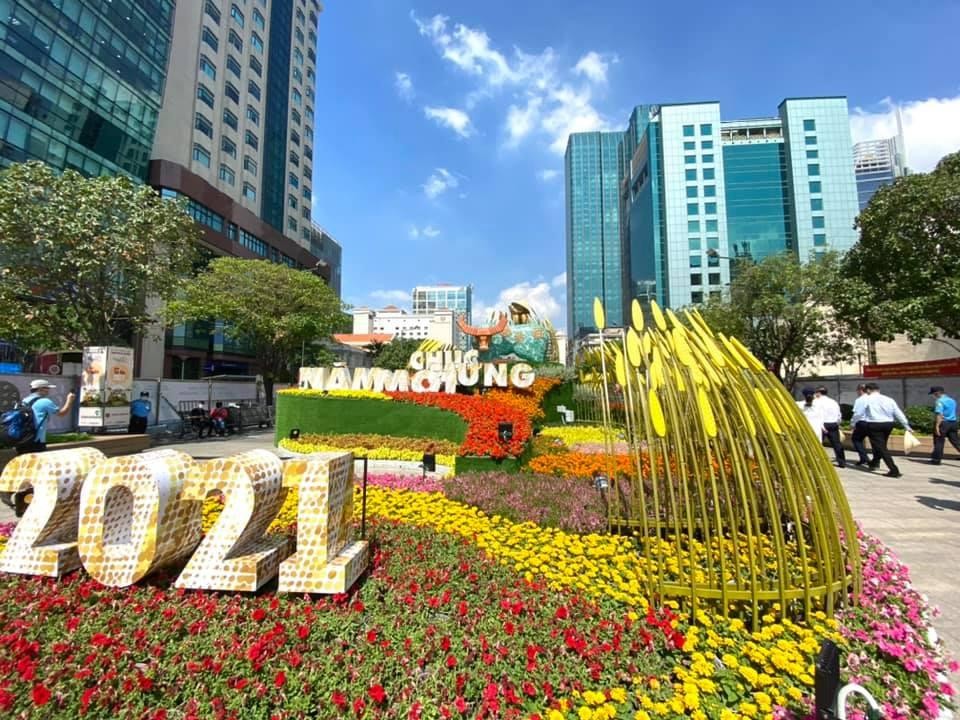 Nếu tiếp tục còn giữ 2 sự kiện đường hoa Nguyễn Huệ và đường sách Tết, Bí thư TP.HCM yêu cầu bố trí hướng đi của người dân phù hợp để giảm thiểu lây lan dịch bệnh (Ảnh: V.A.T).