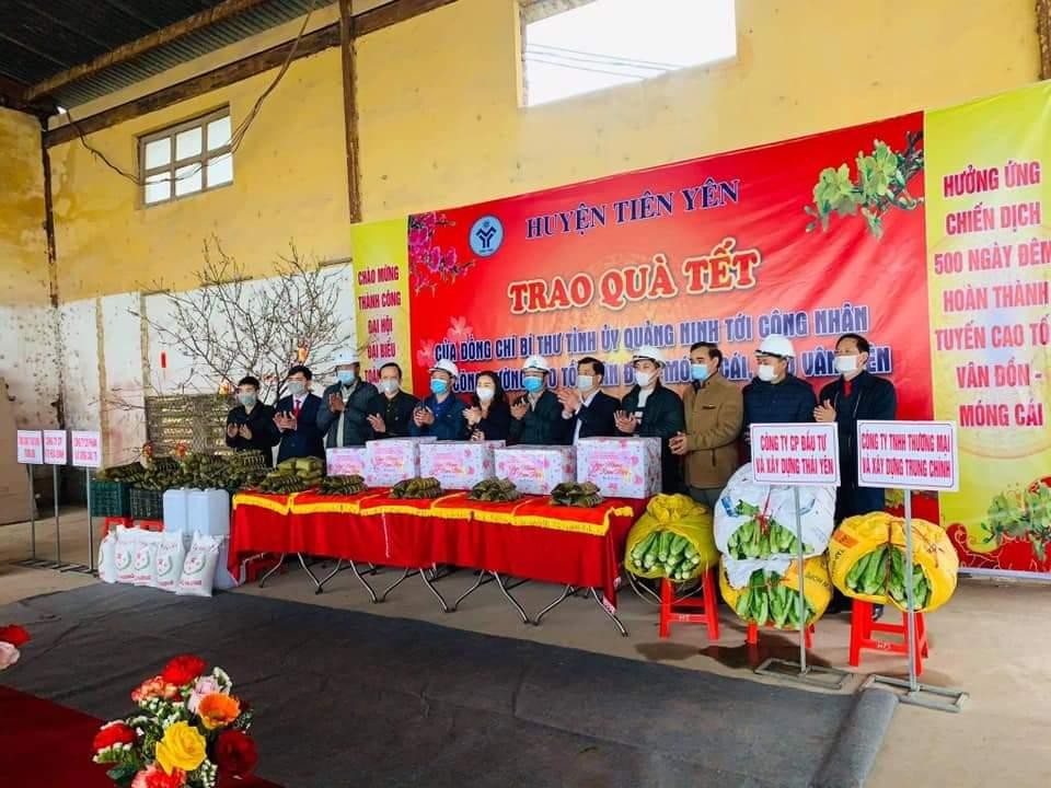 Trao quà Tết của Bí thư Tỉnh uỷ Quảng Ninh cho công nhân thi công đường cao tốc Vân Đồn - Móng Cái và cầu Vân Tiên, huyện Tiên Yên. Trao quà Tết của Bí thư Tỉnh uỷ Quảng Ninh cho công nhân thi công đường cao tốc Vân Đồn - Móng Cái và cầu Vân Tiên, huyện Tiên Yên.