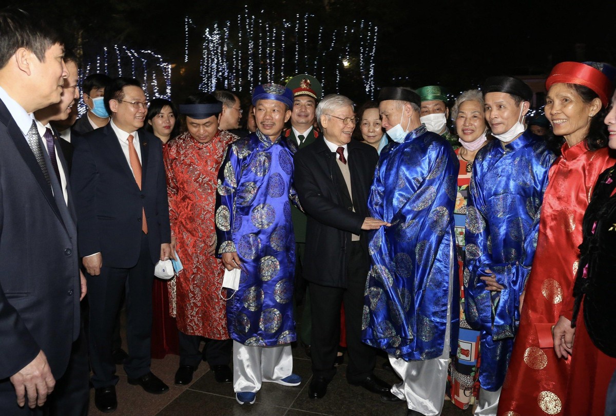 Dạo bộ bên bờ Hồ Gươm trong không khí mùa Xuân của đêm 30 Tết, Tổng Bí thư, Chủ tịch nước Nguyễn Phú Trọng đã ân cần thăm hỏi, chúc Tết nhân dân và du khách tham quan.