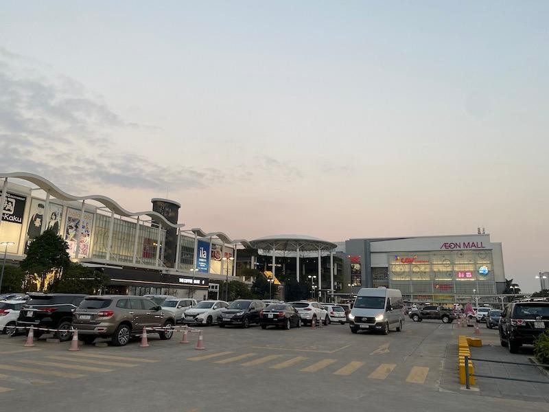 Bãi đỗ xe chật kín