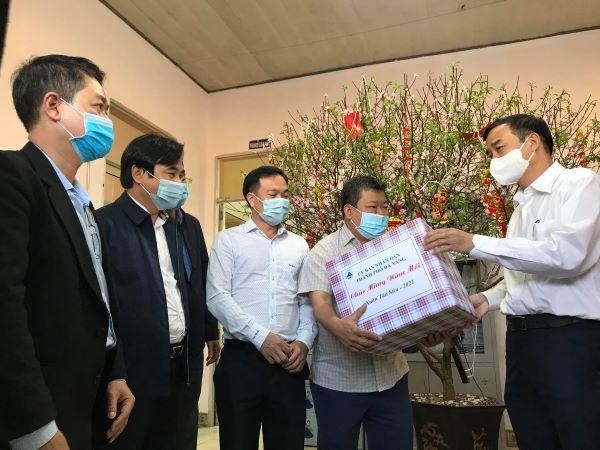 Ông Lê Trung Chinh, Chủ tịch UBND TP Đà Nẵng (bên phải) tặng quà, chúc tết tại Xí nghiệp Quản lý bãi rác Khánh Sơn