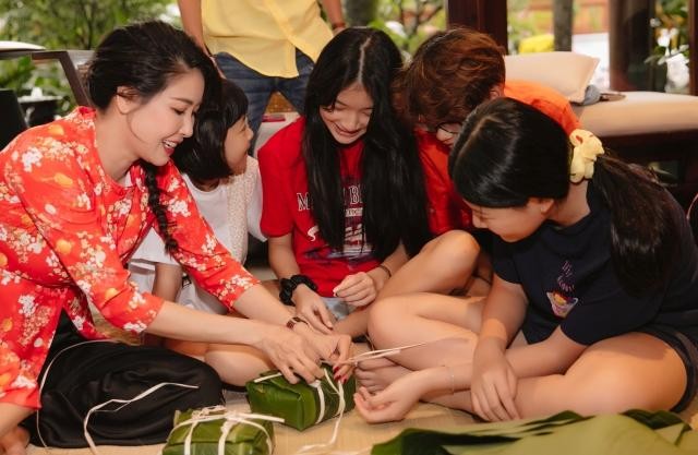 Hà Kiều Anh cùng các con trong gia đình và con của gia đình diễn viên Trương Ngọc Ánh, và diễn viên Bình Binh gói bánh Chưng để chúng được trải nghiệm không khí Tết cổ truyền Hà Kiều Anh cùng các con trong gia đình và con của gia đình diễn viên Trương Ngọc Ánh, và diễn viên Bình Binh gói bánh Chưng để chúng được trải nghiệm không khí Tết cổ truyền