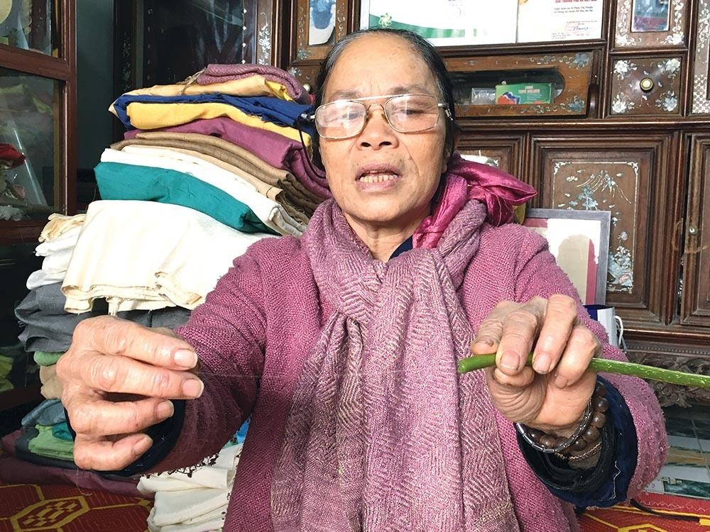 Nghệ nhân Phan Thị Thuận lấy tơ từ cọng sen Nghệ nhân Phan Thị Thuận lấy tơ từ cọng sen