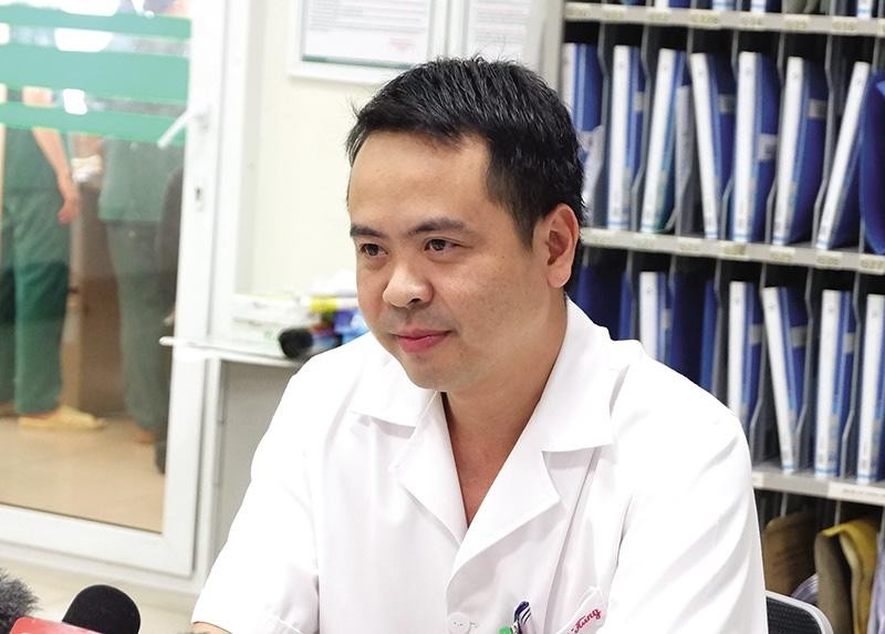 Sau nhiều tháng, mái tóc của bác sĩ Thân Mạnh Hùng đã mọc xanh trở lại Sau nhiều tháng, mái tóc của bác sĩ Thân Mạnh Hùng đã mọc xanh trở lại