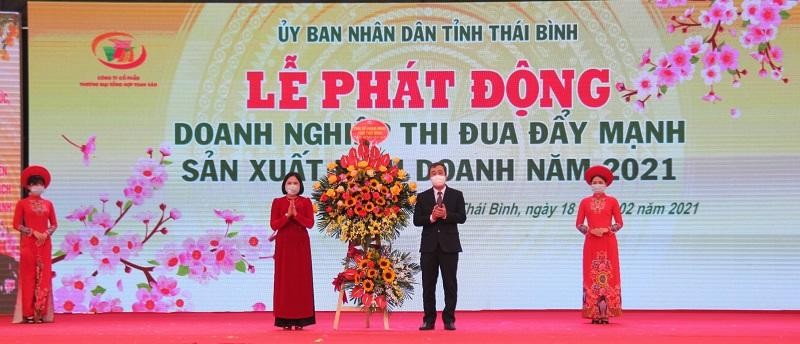 Bí thư Tỉnh ủy Thái Bình Ngô Đông Hải tặng hoa chúc mừng các doanh nghệp trong tỉnh. Bí thư Tỉnh ủy Thái Bình Ngô Đông Hải tặng hoa chúc mừng các doanh nghệp trong tỉnh.