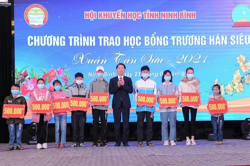 Phó Chủ tịch UBND tỉnh Ninh Bình Trần Song Tùng trao học bổng từ Quỹ Trương Hán Siêu cho các em học sinh ở TP. Tam Điệp, TP. Ninh Bình và học sinh con Hội người mù tỉnh có hoàn cảnh khó khăn.