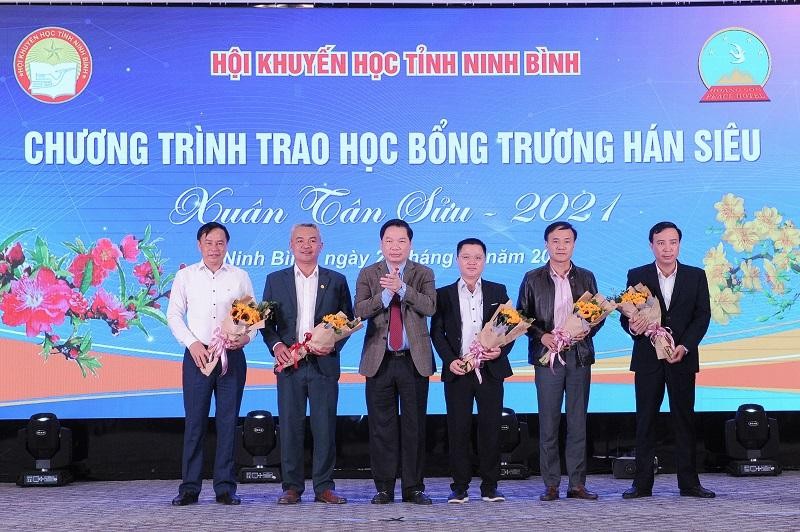 Phó Chủ tịch thường trực UBND tỉnh NInh Bình Tống Quang Thìn tặng hoa các nhà tài trợ.