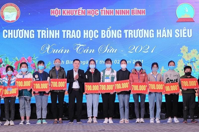 Đại diện Báo Đầu tư, PV thường trú tại Ninh Bình, Nam Định, Hà Nam, Ninh Bình, Thanh Hóa Hoàng Mạnh Tùng trao 100 suất học bổng giải Golf vì học sinh vượt khó, hiếu học tài trợ cho Quỹ khuyến học Trương Hán Siêu.