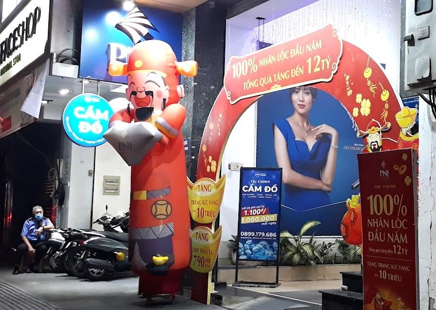 Cửa hàng cầm đồ Người Bạn Vàng Tân Định đặt trong cửa hàng PNJ, số 292 Hai Bà Trưng, quận 1 (Ảnh: Hồng Phúc).