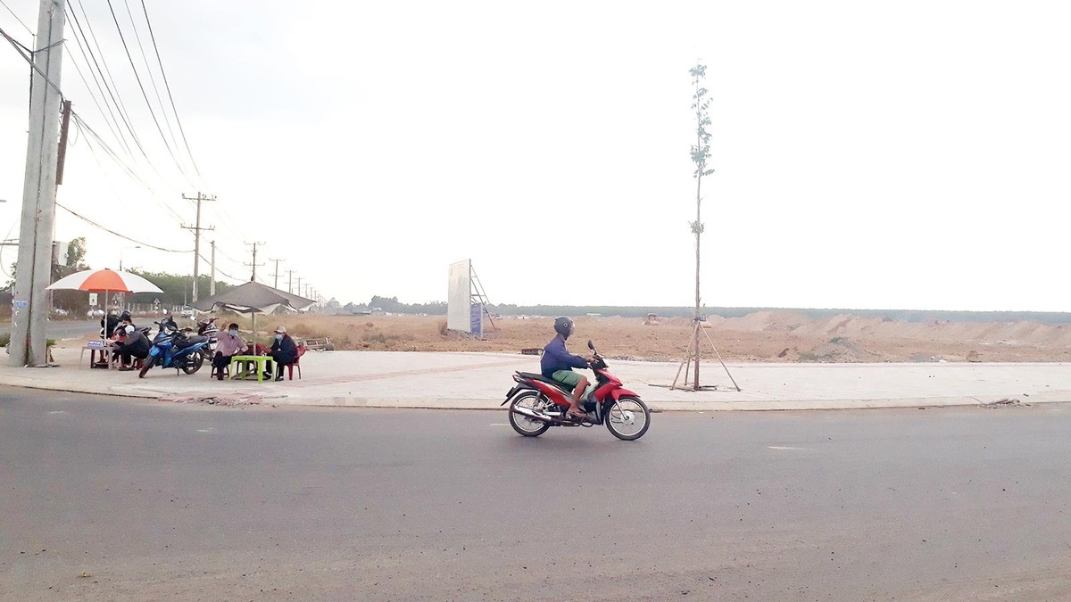 Môi giới bất động sản ngồi đón khách ngay trước dự án khu tái định cư Lộc An - Bình Sơn. Ảnh: Việt Dũng Môi giới bất động sản ngồi đón khách ngay trước dự án khu tái định cư Lộc An - Bình Sơn. Ảnh: Việt Dũng