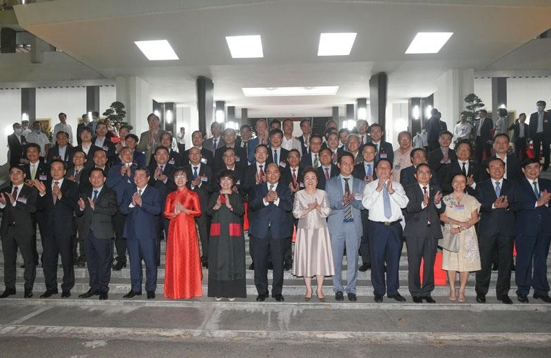 Thủ tướng chụp ảnh cùng các doanh nhân tham dự sự kiện Thủ tướng chụp ảnh cùng các doanh nhân tham dự sự kiện