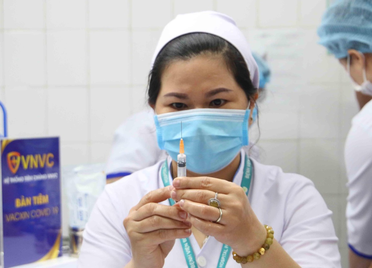 Trước khi tiêm vắc-xin Covid-19 lần này, bệnh viện đã xây dựng kịch bản, tình huống và có thông tin đầy đủ cho nhân viên. Trước khi tiêm vắc-xin Covid-19 lần này, bệnh viện đã xây dựng kịch bản, tình huống và có thông tin đầy đủ cho nhân viên.