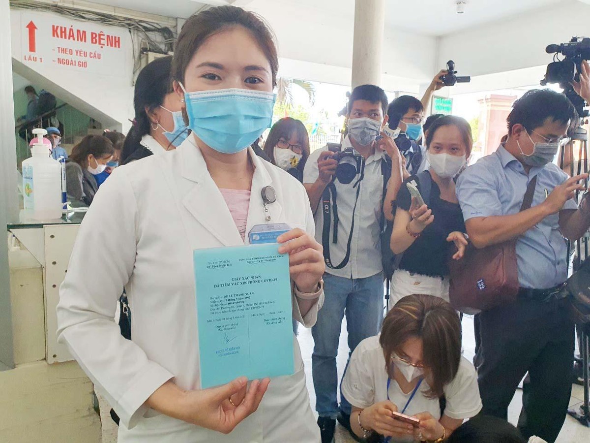 Trong số 900 nhân viên y tế của Bệnh viện Bệnh nhiệt đới TP.HCM được ưu tiên tiêm ngừa Covid-19 đợt này, bác sĩ Dư Lê Thanh Xuân (28 tuổi), công tác tại Khoa cấp cứu hồi sức tích cực - Chống độc người lớn là người được chọn tiêm vắc-xin đầu tiên Trong số 900 nhân viên y tế của Bệnh viện Bệnh nhiệt đới TP.HCM được ưu tiên tiêm ngừa Covid-19 đợt này, bác sĩ Dư Lê Thanh Xuân (28 tuổi), công tác tại Khoa cấp cứu hồi sức tích cực - Chống độc người lớn là người được chọn tiêm vắc-xin đầu tiên