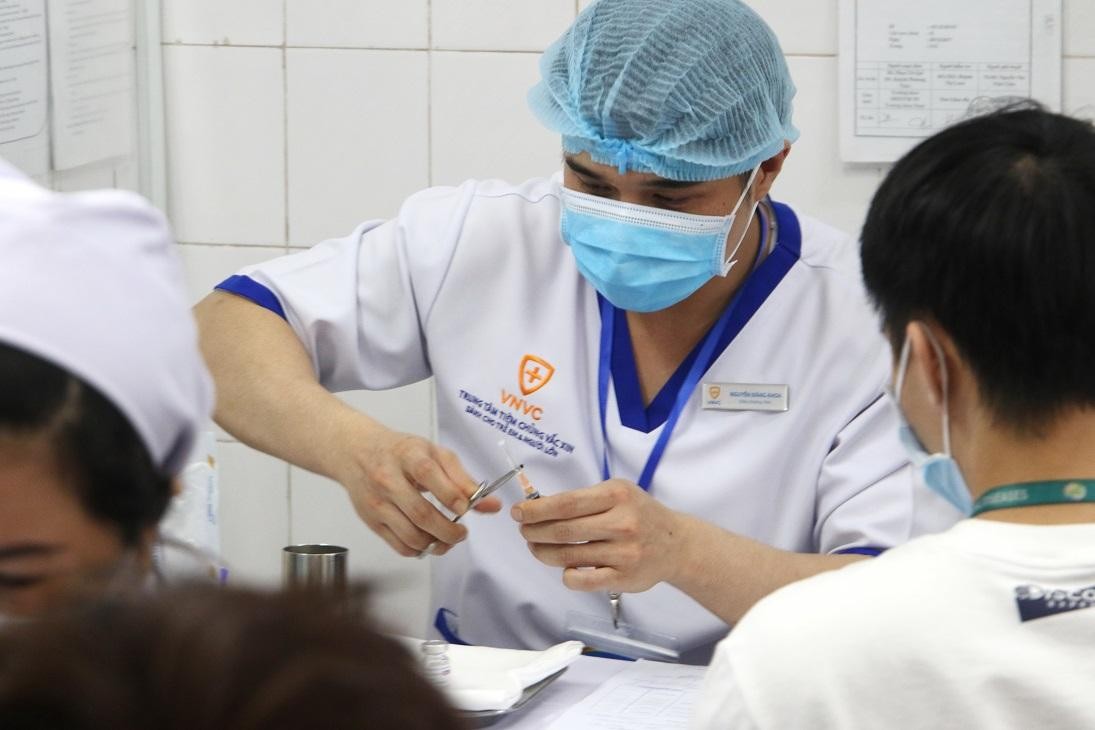 Những mũi tiêm vắc-xin phòng Covid-19 đầu tiên Những mũi tiêm vắc-xin phòng Covid-19 đầu tiên