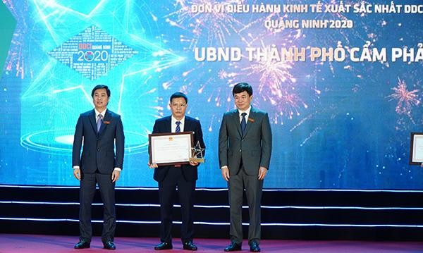 TP. Cẩm Phả vươn lên vị trí thứ nhất khối Địa phương với 72,10 điểm TP. Cẩm Phả vươn lên vị trí thứ nhất khối Địa phương với 72,10 điểm