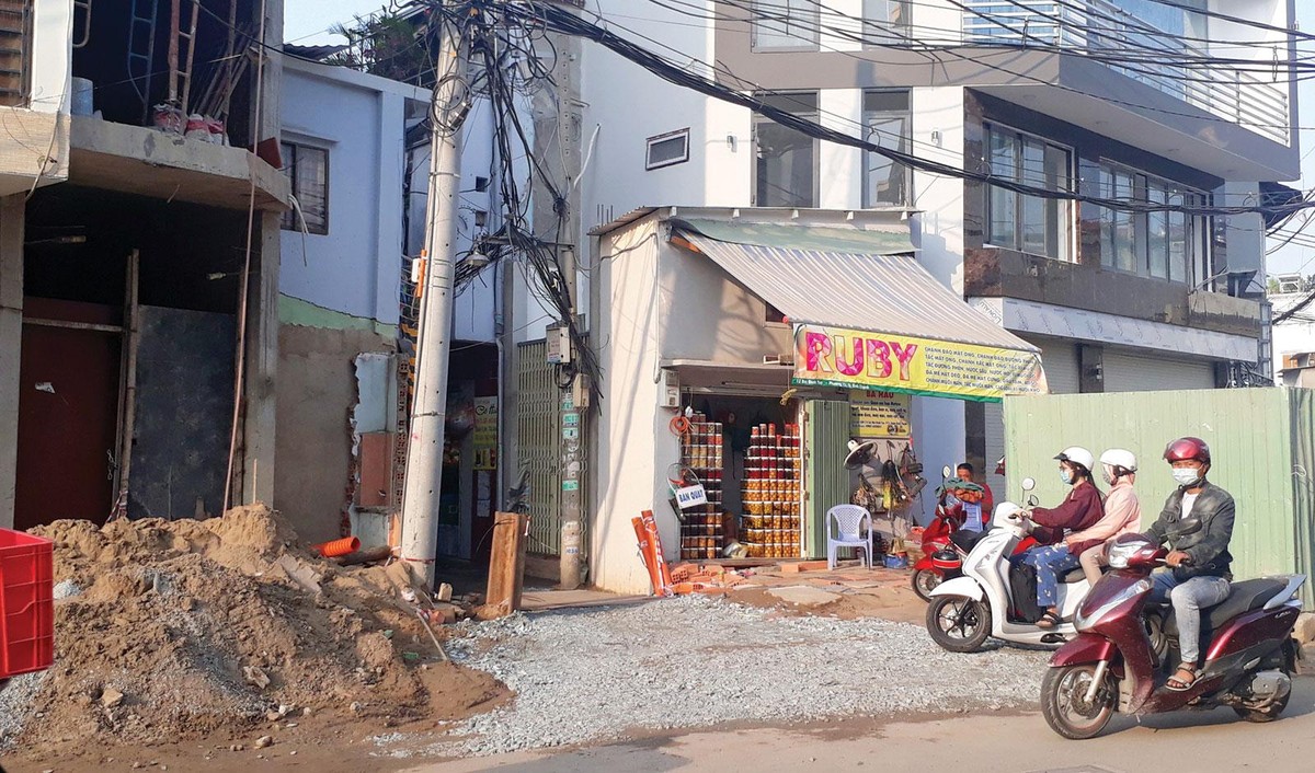 Những căn không đủ điều kiện xây dựng mới sẽ được cải tạo lại để làm mặt bằng kinh doanh. Ảnh: Việt Dũng