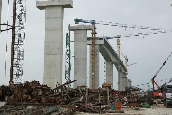 Các đơn vị đang thi công tại cầu Văn Úc (huyện Kiến Thụy). Ảnh - DT Các đơn vị đang thi công tại cầu Văn Úc (huyện Kiến Thụy). Ảnh - DT