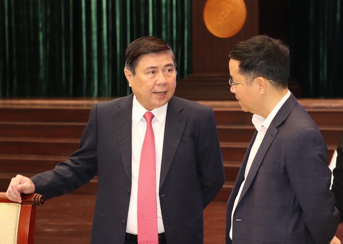 Ông Nguyễn Thành Phong trao đổi cùng Tiến sĩ Vũ Thành Tự Anh bên lề buổi đối thoại (Ảnh: H.Phúc).