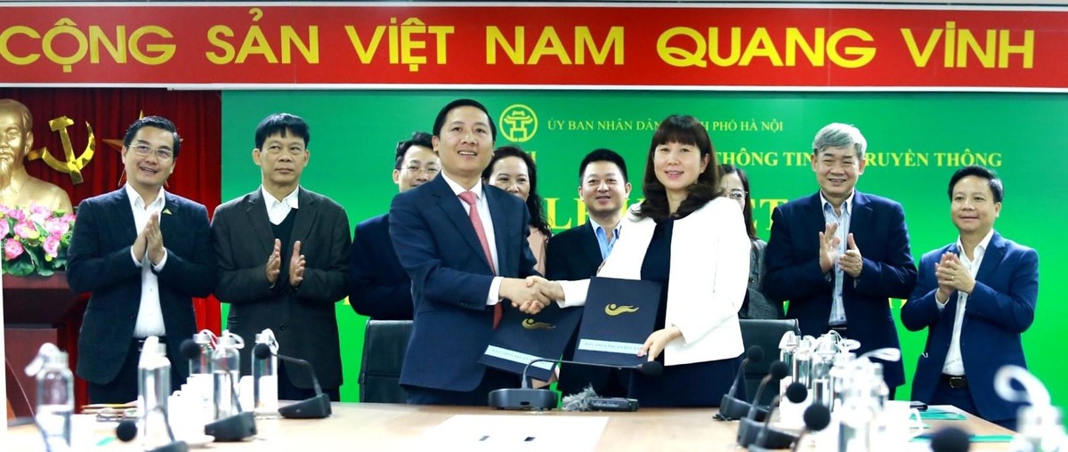 Lãnh đạo Sở Du lịch Hà Nội và Sở Thông tin và Truyền thông Hà Nội ký kết Chương trình phối hợp về việc nâng cao hiệu quả thông tin tuyên truyền, quảng bá, ứng dụng công nghệ thông tin trong hoạt động du lịch Thủ đô giai đoạn 2021-2025, ngày 24/3 (Ảnh: Hồ Hạ)