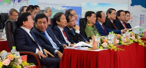 Phó thủ tướng Trịnh Đình Dũng; Bộ trưởng Kế hoạch và Đầu tư Nguyễn Chí Dũng và các đại biểu Trung ương tham dự Lễ Công bố.