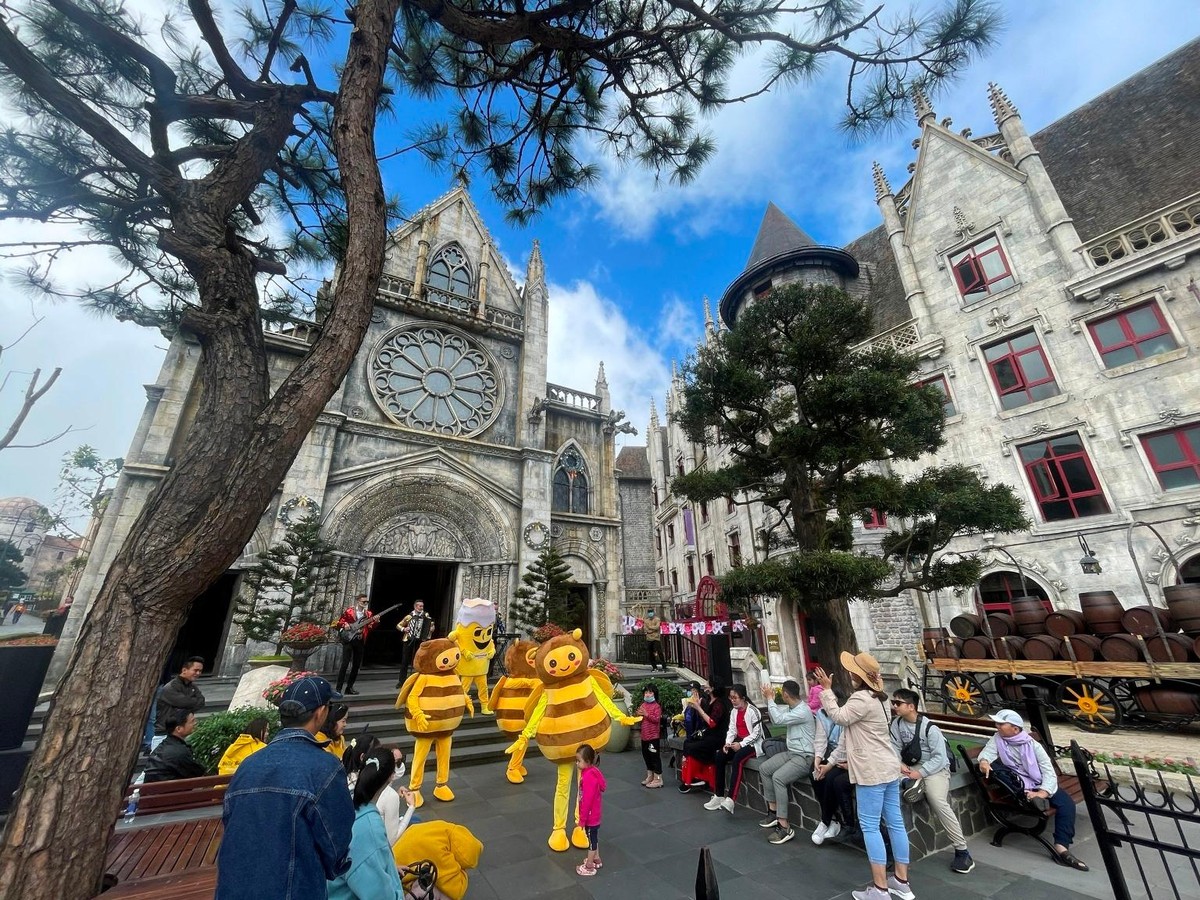 Du lịch nội địa đóng vai trò “trụ cột” để du lịch Việt Nam đứng vững trong cơn khủng hoảng do Covid-19 gây ra. Du lịch nội địa đóng vai trò “trụ cột” để du lịch Việt Nam đứng vững trong cơn khủng hoảng do Covid-19 gây ra.