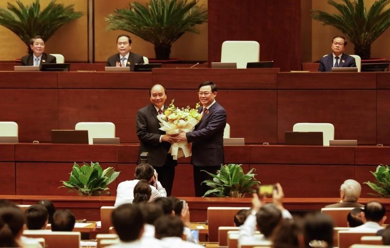 Chủ tịch Quốc hội Vương Đình Huệ gửi lời cảm ơn trân trọng và tặng hoa chúc mừng ông Nguyễn Xuân Phúc. Chủ tịch Quốc hội Vương Đình Huệ gửi lời cảm ơn trân trọng và tặng hoa chúc mừng ông Nguyễn Xuân Phúc.