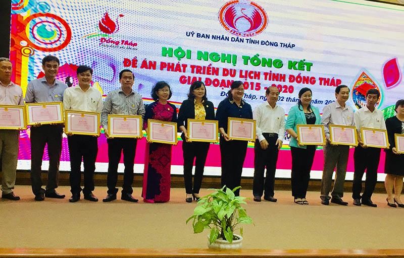 UBND tỉnh Đồng Tháp khen thưởng các đơn vị cá nhân có thành tích xuất sắc trong thực triển khai thực hiện Đề án Phát triển du lịch Đồng Tháp 2015 - 2020
