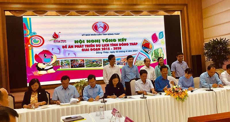 Đại biểu Ký kết giao ước thi đua thực hiện Đề án phát triển du lịch Đồng Tháp 2021 - 2025