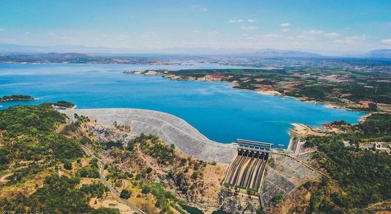 Không chỉ góp phần vào cân bằng sinh thái môi trường ở Tây Nguyên, hồ thủy điện Ialy còn là nguồn cung cấp nước và thủy hải sản dồi dào cho người dân hai tỉnh Gia Lai, Kon Tum. Ảnh: tung fdy Không chỉ góp phần vào cân bằng sinh thái môi trường ở Tây Nguyên, hồ thủy điện Ialy còn là nguồn cung cấp nước và thủy hải sản dồi dào cho người dân hai tỉnh Gia Lai, Kon Tum. Ảnh: tung fdy