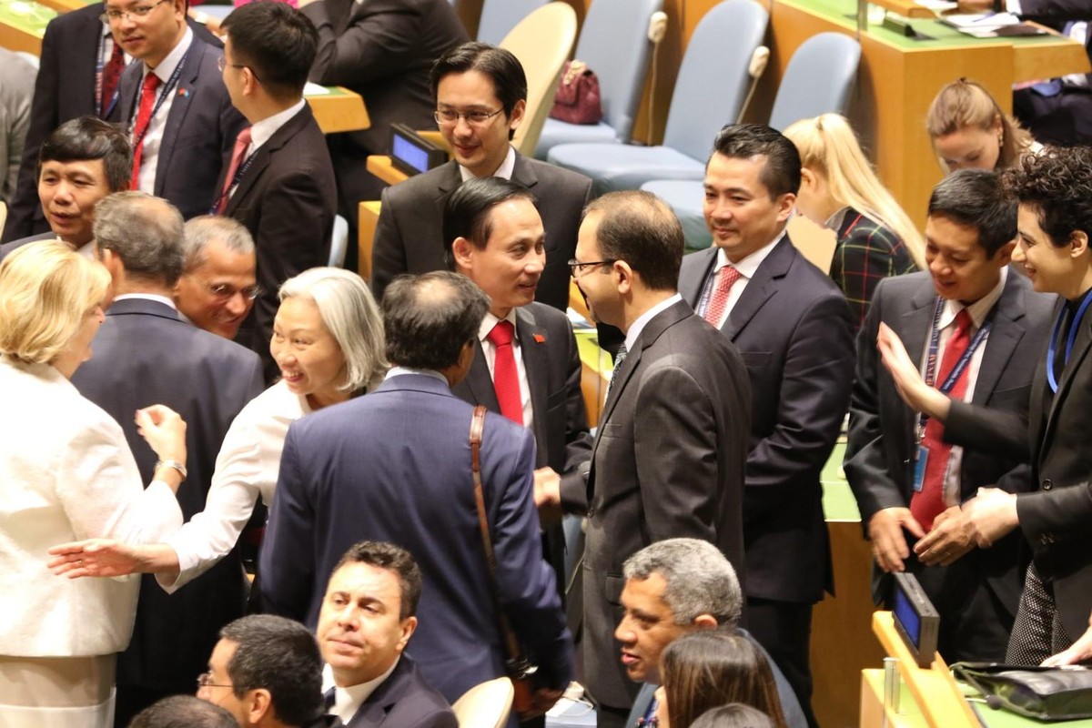 (Theo kết quả bầu chọn Ủy viên không thường trực Hội đồng Bảo an Liên Hợp Quốc, tại khóa họp thứ 73 Đại hội đồng Liên Hợp Quốc công bố tối 7/6/2019, Việt Nam nhận 192/193 phiếu, tức gần tuyệt đối, vượt xa mốc tối thiếu 129/193 phiếu. Ảnh: AP) (Theo kết quả bầu chọn Ủy viên không thường trực Hội đồng Bảo an Liên Hợp Quốc, tại khóa họp thứ 73 Đại hội đồng Liên Hợp Quốc công bố tối 7/6/2019, Việt Nam nhận 192/193 phiếu, tức gần tuyệt đối, vượt xa mốc tối thiếu 129/193 phiếu. Ảnh: AP)