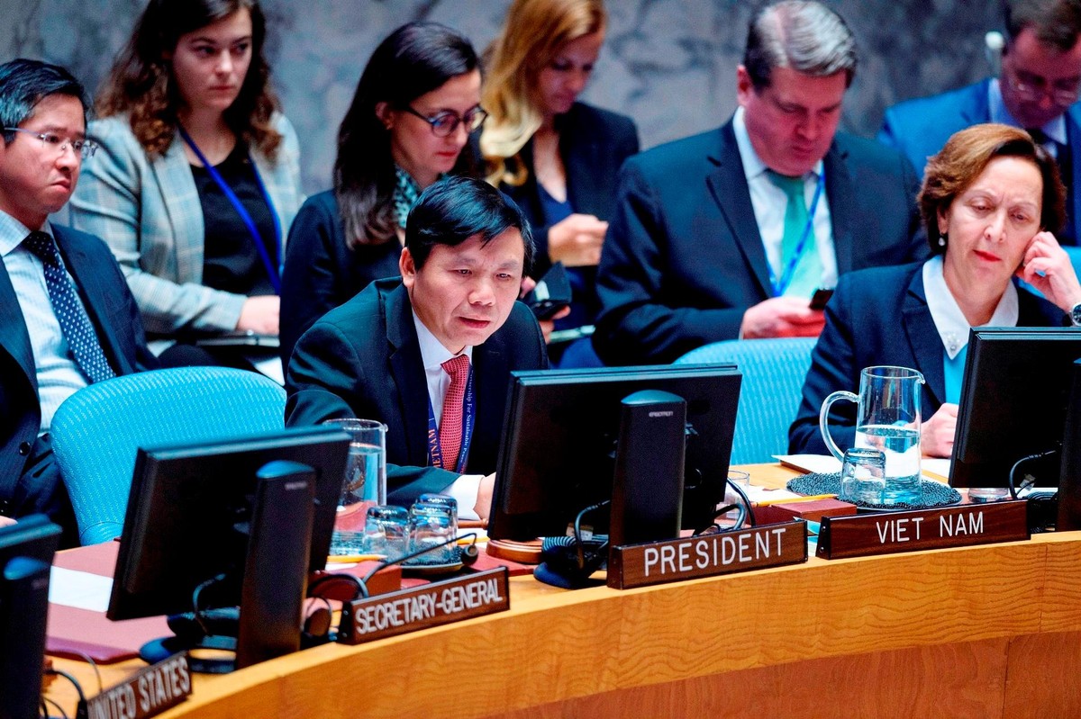 (Đại sứ Đặng Đình Quý, Trưởng Phái đoàn thường trực Việt Nam tại Liên Hợp Quốc, chủ trì phiên họp Hội đồng Bảo an ngày 15/1/2020. Ảnh: Bộ Ngoại giao.) (Đại sứ Đặng Đình Quý, Trưởng Phái đoàn thường trực Việt Nam tại Liên Hợp Quốc, chủ trì phiên họp Hội đồng Bảo an ngày 15/1/2020. Ảnh: Bộ Ngoại giao.)