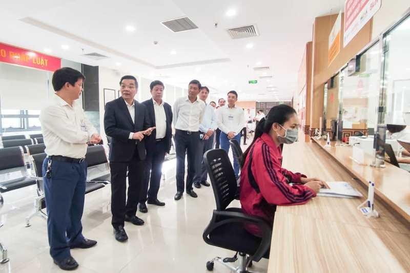 Chủ tịch UBND TP. Hà Nội Chu Ngọc Anh kiểm tra bộ phận 1 cửa của các đơn vị ở khu liên cơ Thành phố và Sở KH&ĐT Hà Nội. Chủ tịch UBND TP. Hà Nội Chu Ngọc Anh kiểm tra bộ phận 1 cửa của các đơn vị ở khu liên cơ Thành phố và Sở KH&ĐT Hà Nội.