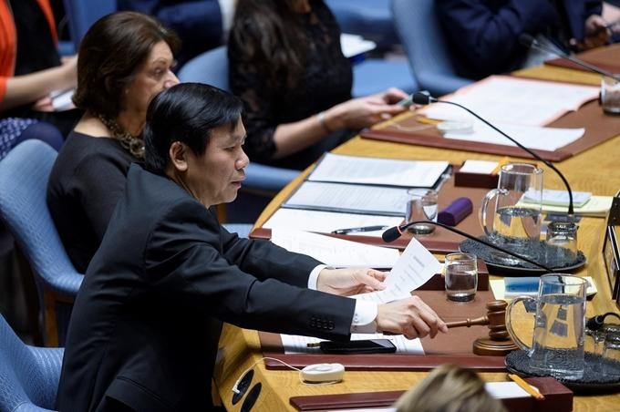 (Đại sứ Đặng Đình Quý, Trưởng Phái đoàn thường trực Việt Nam tại Liên Hợp Quốc, chủ trì phiên Thảo luận mở định kỳ về “tình hình Trung Đông, bao gồm Palestine”, ngày 15/1. Ảnh: Bộ Ngoại giao). (Đại sứ Đặng Đình Quý, Trưởng Phái đoàn thường trực Việt Nam tại Liên Hợp Quốc, chủ trì phiên Thảo luận mở định kỳ về “tình hình Trung Đông, bao gồm Palestine”, ngày 15/1. Ảnh: Bộ Ngoại giao).