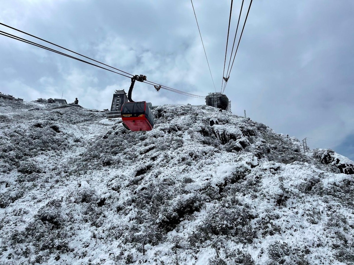 Cáp treo Fansipan vẫn hoạt động trong những ngày có băng, tuyết. Cáp treo Fansipan vẫn hoạt động trong những ngày có băng, tuyết.